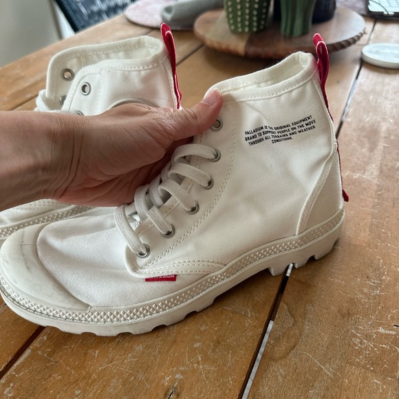 Like new palladium sneakers with red detail - Picture 3 of 5